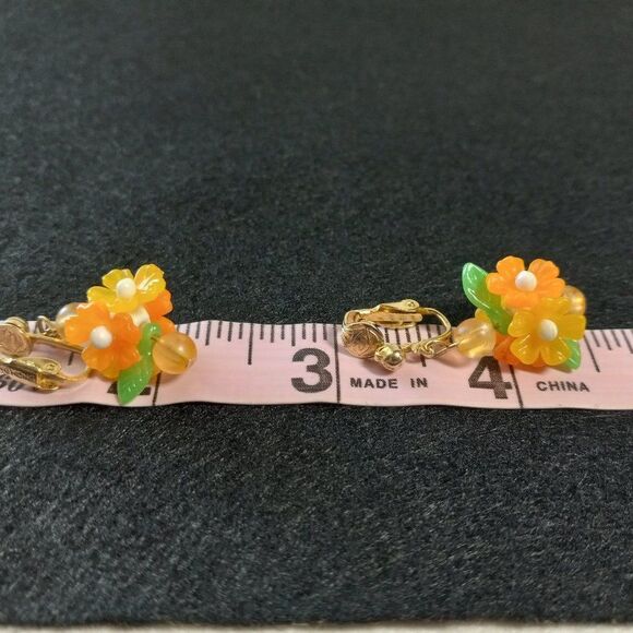 Vintage Hong Kong Clip Floral Earrings - Picture 4 of 6